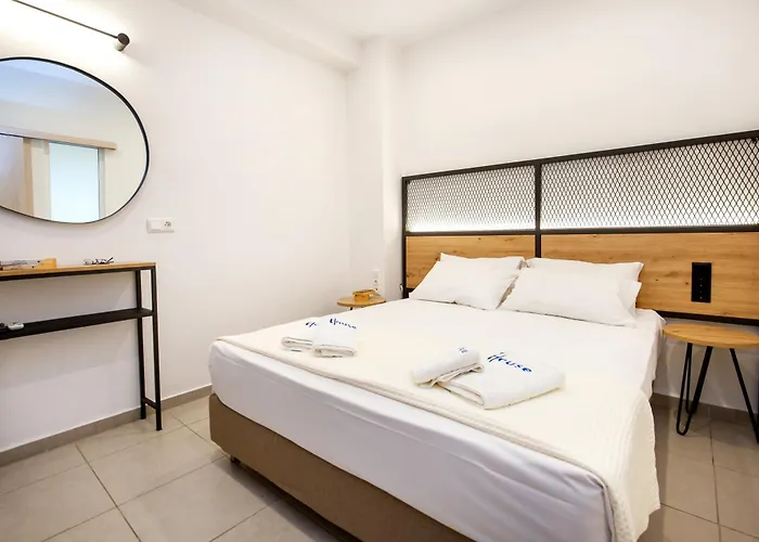 Ioanna's House Aparthotel 3*